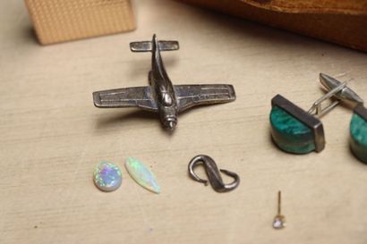 Lot comprenant, briquet, boutons de manchettes,...