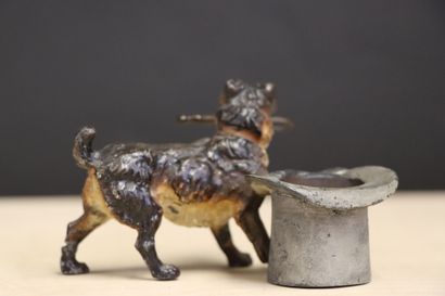 Chien au chapeau en plomb de Vienne, à patine...