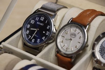 Collection de dix montres en coffret. 
Bayard,...