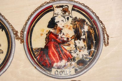 Douze petits vitraux en médaillons avec les...