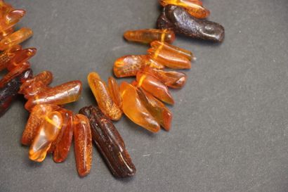 Quatre colliers et deux bracelets fantaisie...