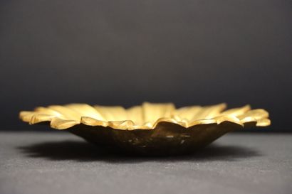 Vide poche fleur en bronze doré. 
H. :2,5...