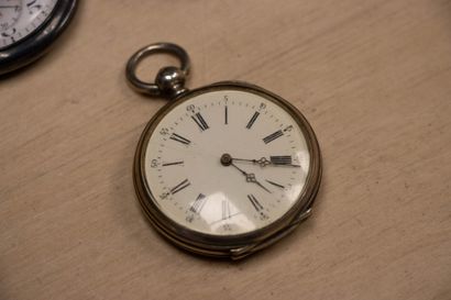 Douze montres à gousset dont trois en argent....