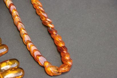Quatre colliers et deux bracelets fantaisie...