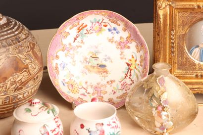 Lot comprenant:
Pied de lampe, vase, miniature,...