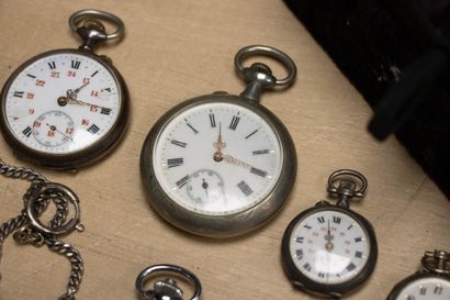 Douze montres à gousset dont trois en argent....