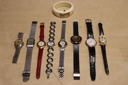 Neuf montres de dame.