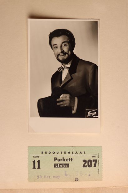 Recueil contenant des autographes de célébrités...