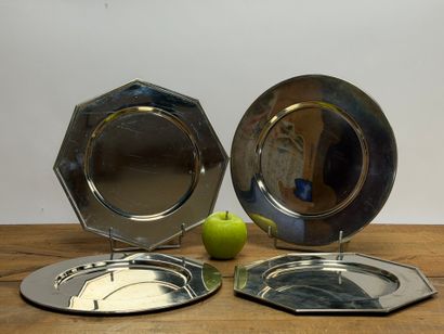 Deux paires de dessous d'assiettes argenté,...