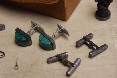 Lot comprenant, briquet, boutons de manchettes,...