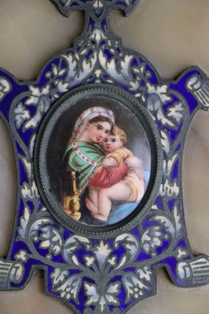 Bénitier en onyx , émaux cloisonnés et porcelaine.
Fin...