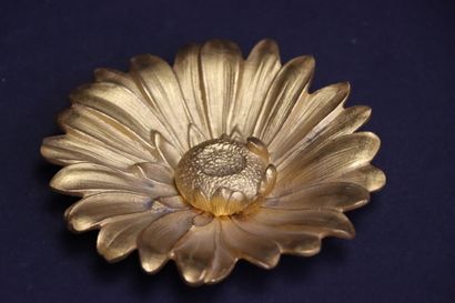Vide poche fleur en bronze doré. 
H. :2,5...