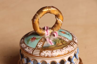 Paire de pots-pourris en porcelaine, anses...