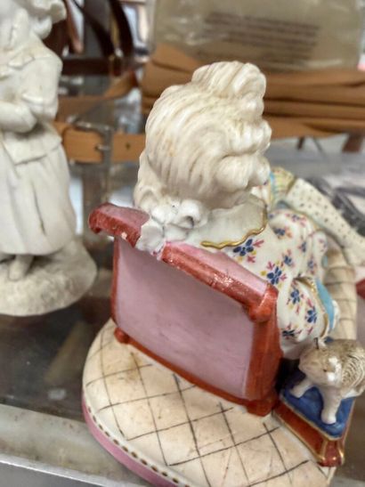 Lot comprenant: 
Assiette en porcelaine et...