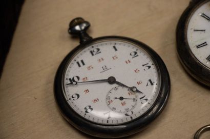Douze montres à gousset dont trois en argent....