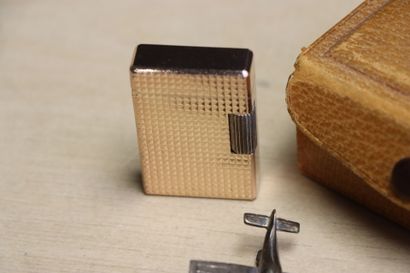 Lot comprenant, briquet, boutons de manchettes,...
