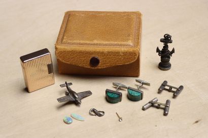Lot comprenant, briquet, boutons de manchettes,...