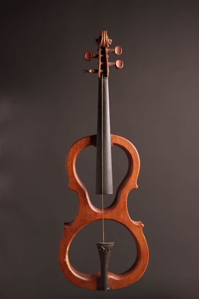 Violon muet. 
L. : 60 cm.