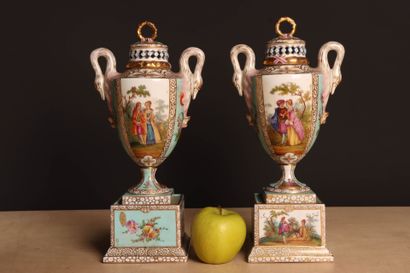 Paire de pots-pourris en porcelaine, anses...
