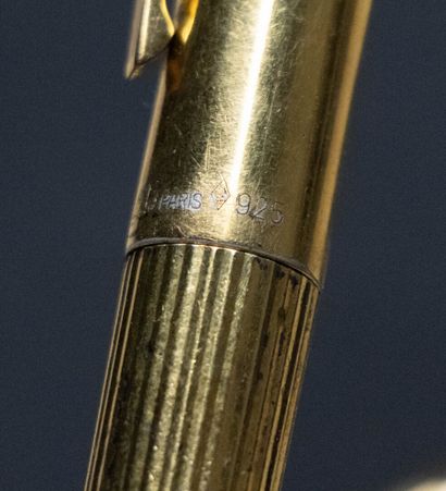 Stylo plume Dupont, plaqué or. 
L. :13,5...