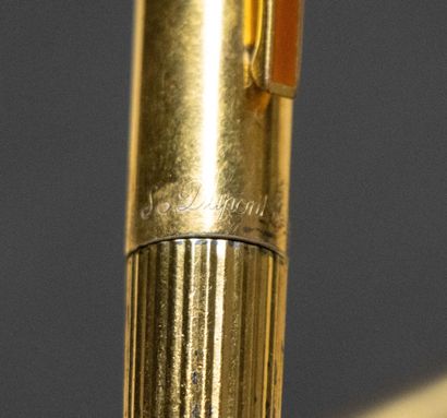 Stylo plume Dupont, plaqué or. 
L. :13,5...