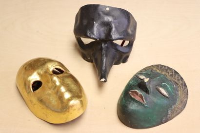Trois masques en bois et en papier maché....