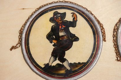 Douze petits vitraux en médaillons avec les...