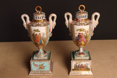 Paire de pots-pourris en porcelaine, anses...