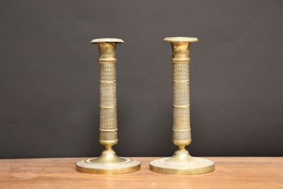 Paire de bougeoirs en bronze ciselé. 
Epoque...
