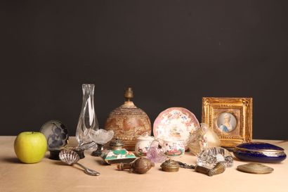 Lot comprenant:
Pied de lampe, vase, miniature,...