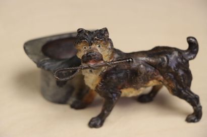 Chien au chapeau en plomb de Vienne, à patine...