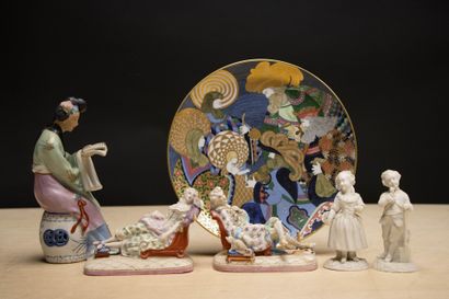 Lot comprenant: 
Assiette en porcelaine et...