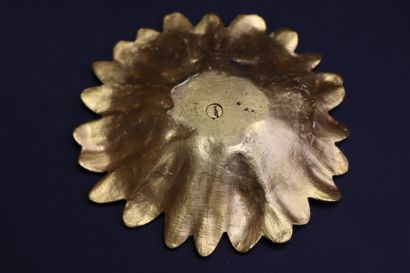 Vide poche fleur en bronze doré. 
H. :2,5...
