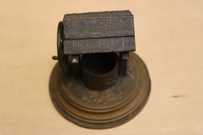 Réduction de puits en bronze. 
H. :11 cm...
