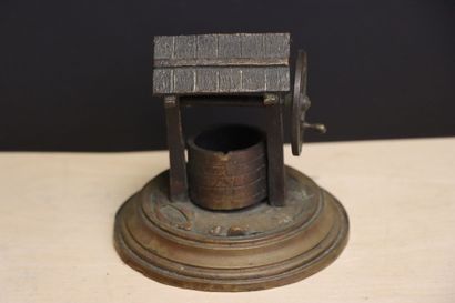 Réduction de puits en bronze. 
H. :11 cm...