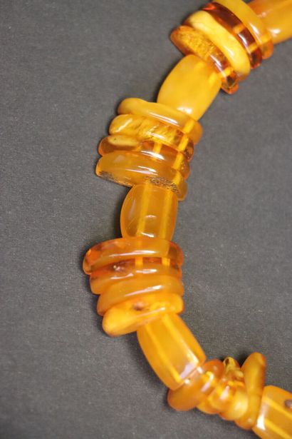 Quatre colliers et deux bracelets fantaisie...
