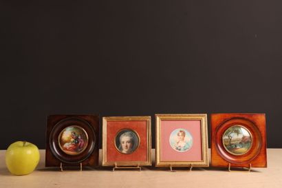 Quatre miniatures encadrées dont un chromo...
