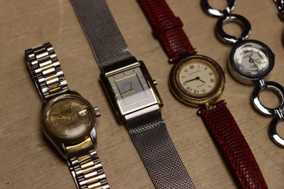 Neuf montres de dame.