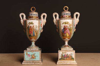 Paire de pots-pourris en porcelaine, anses...