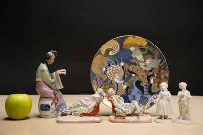 Lot comprenant: 
Assiette en porcelaine et...