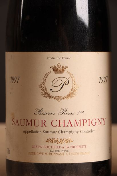 Cinq bouteilles : 1 Henri Maire, 2 Chateau...