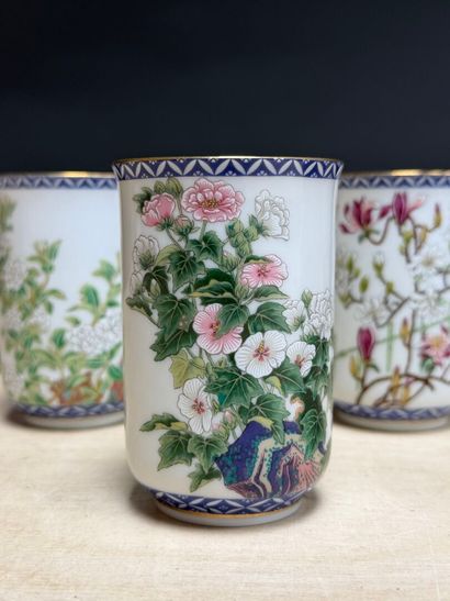 Douze tasses en porcelaine du Japon. 
H....