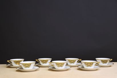 Sept tasses et soucoupes en porcelaine de...