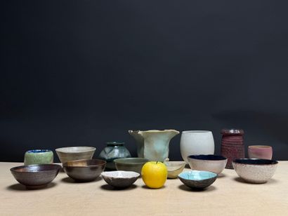 Lot de céramiques : bol, jardinière, cache...