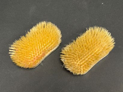 Coffret de deux brosses monture en argent...