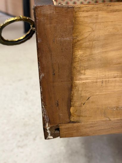 Petite commode en frisage ouvrant à trois...