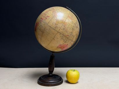 Globe terrestre Philips. 
H. :44 cm.