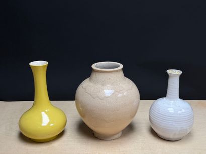 Trois vases en céramique. 
H. :28 cm, 30...