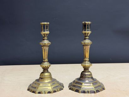 Paire de flambeaux en bronze XIX°.
Traces...