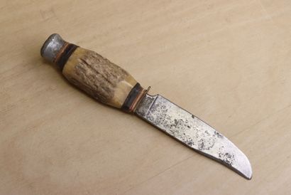 Couteau de chasse manche corne, dans son...